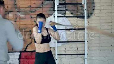 在健身室用橡皮筋进行漂亮的<strong>跆拳</strong>道女子训练<strong>拳</strong>打脚踢，强壮有力，适合身体的<strong>跆拳</strong>道